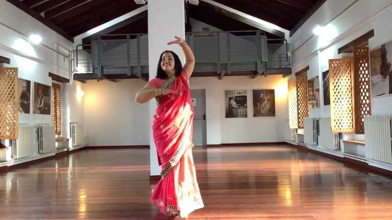 pose saree